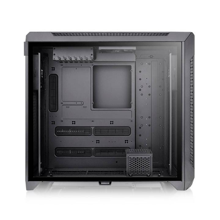 Zwart pc-behuizing met transparant zijpaneel dat een leeg interieur toont, klaar voor computercomponenten.