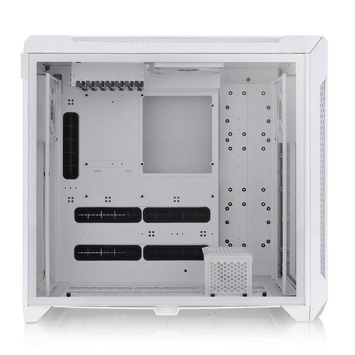 Witte binnenkant van een pc-behuizing met meerdere uitbreidingssleuven en ventilatorsteunen, zichtbaar door een transparante zijwand.