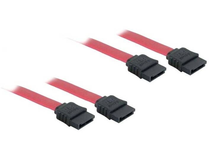 Vier rode SATA-kabels met zwarte aansluitingen, die worden gebruikt om interne harde schijven op het moederbord aan te sluiten.