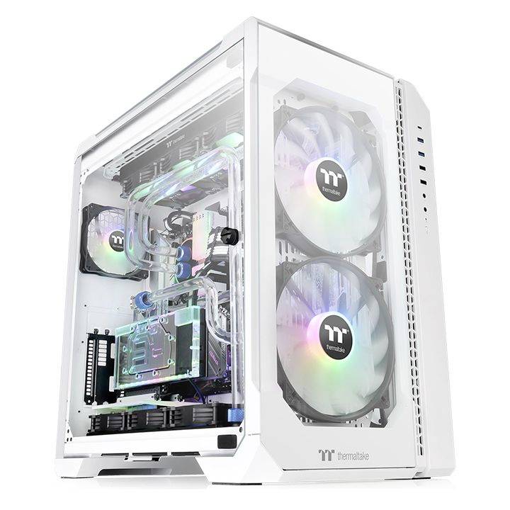 Een witte gaming-pc met een transparante behuizing toont verlichte ventilatoren en waterkoelingscomponenten.
