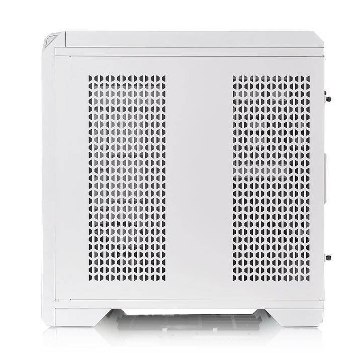 Een wit computerbehuizing met geperforeerde zijkanten voor ventilatie, geschikt voor gebruik in thuis- of kantooromgevingen.