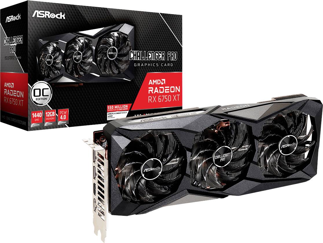 Grafische kaart ASRock Radeon RX 6750 XT met drie ventilatoren, op de voorgrond. Verpakking op de achtergrond, toont dezelfde kaart.