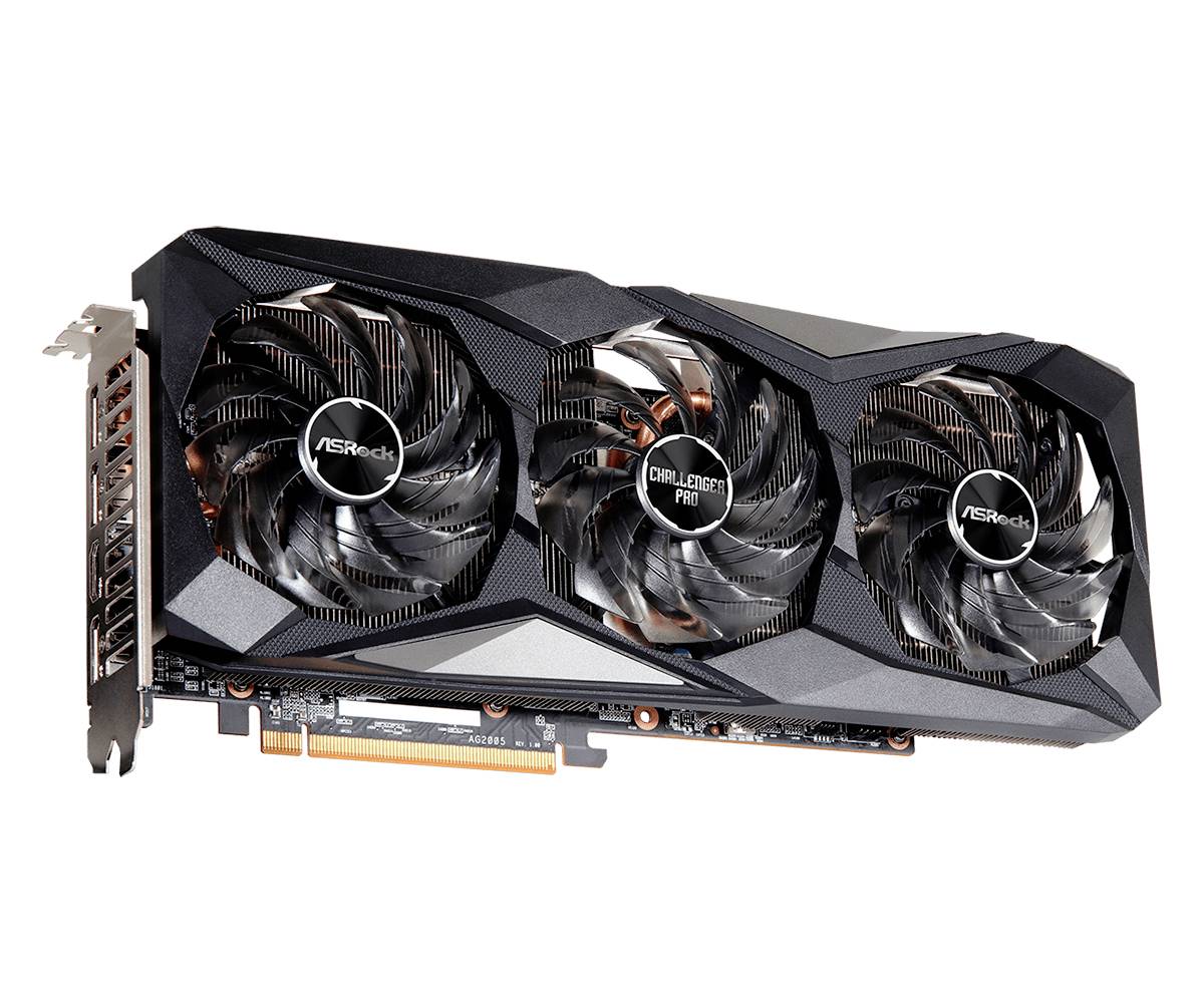 Drievoudig geventileerde videokaart met zwarte behuizing, toont ventilatoren en aansluitingen. Geschikt voor krachtige computertoepassing.