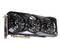 Drievoudig geventileerde videokaart met zwarte behuizing, toont ventilatoren en aansluitingen. Geschikt voor krachtige computertoepassing.