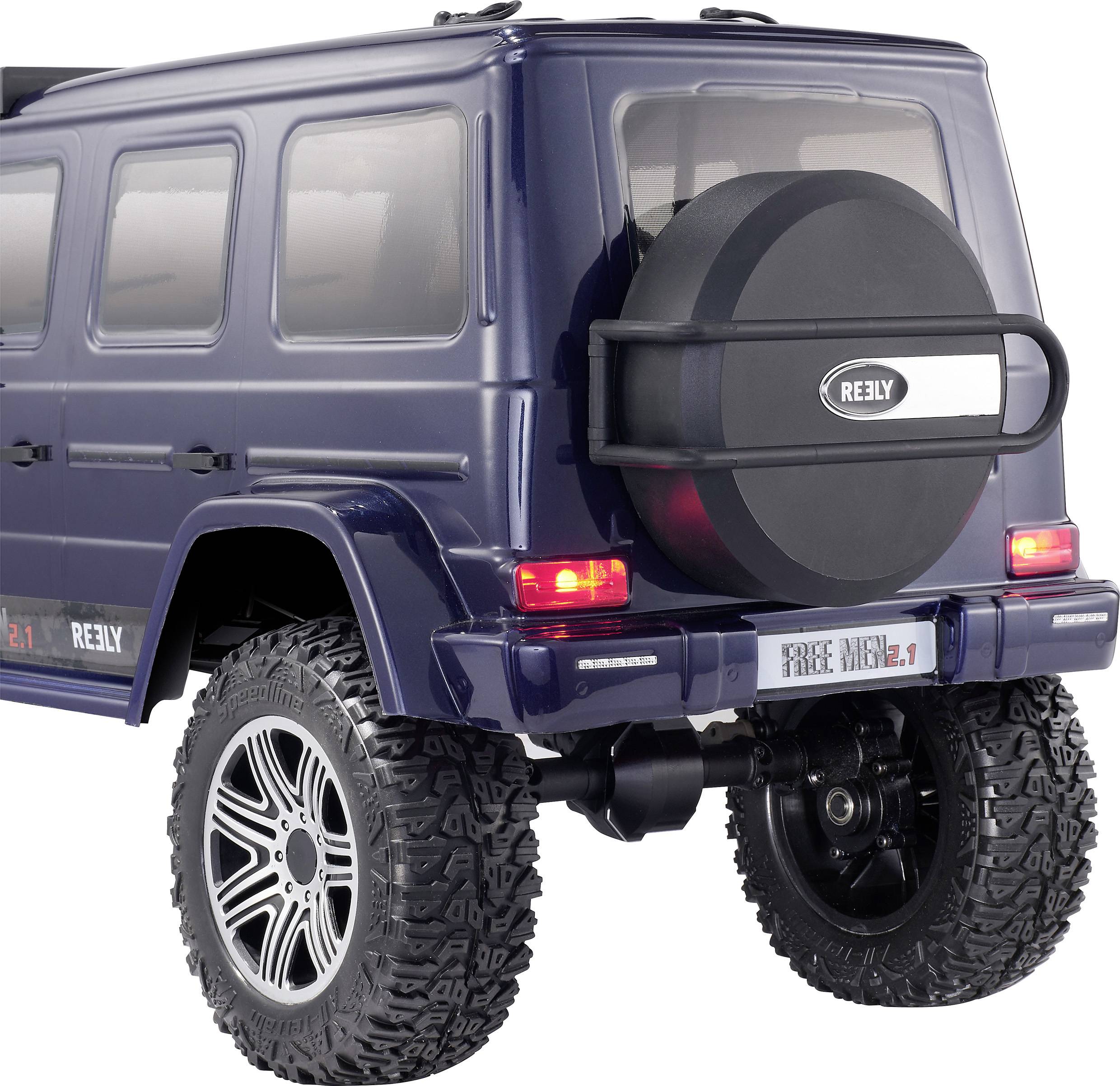 Een blauwe speelgoed terreinwagen met grote offroad-banden en een reservewiel achterop. Voertuig staat op een gladde ondergrond.