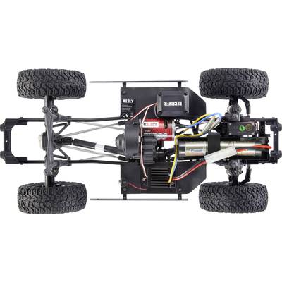 Bovenaanzicht van de onderkant van een bestuurbare auto met zichtbare motoren, kabels en grote wielen.