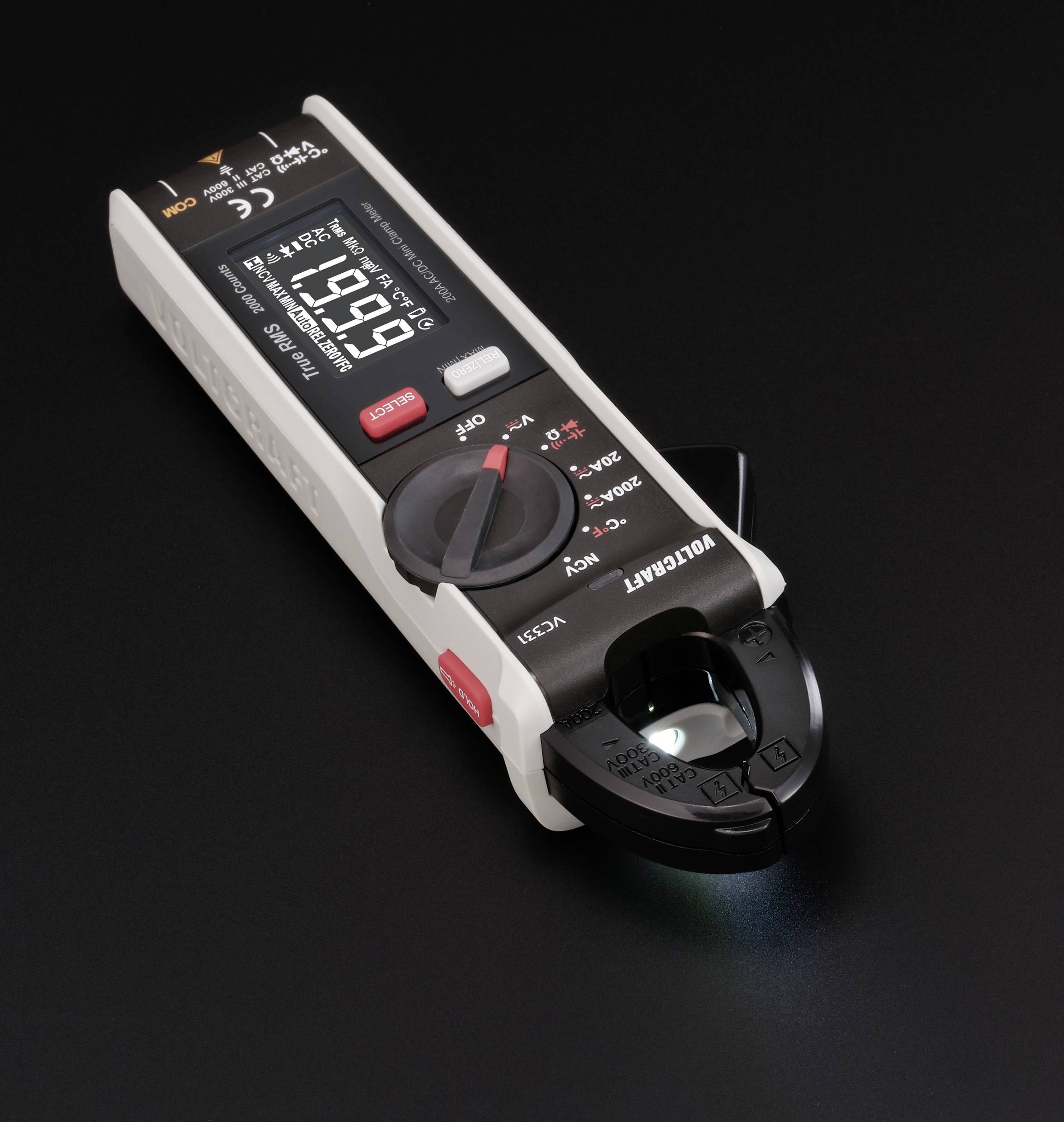 Digitale multimeter met klem op zwarte achtergrond, toont een meetwaarde van 1999. Geschikt voor spanning- en stroommetingen.