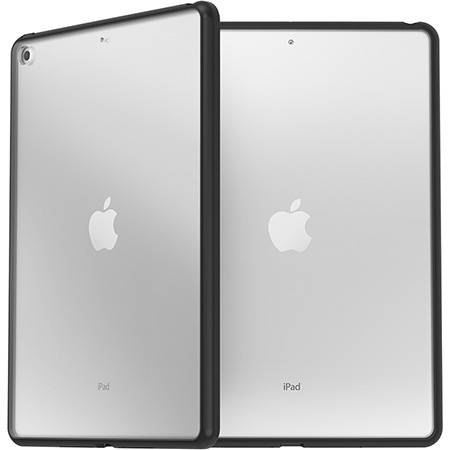 Voor- en achterkant van een tablet met een zwarte rand en Apple-logo, met duidelijke beschermhoezen aan beide zijden zichtbaar.