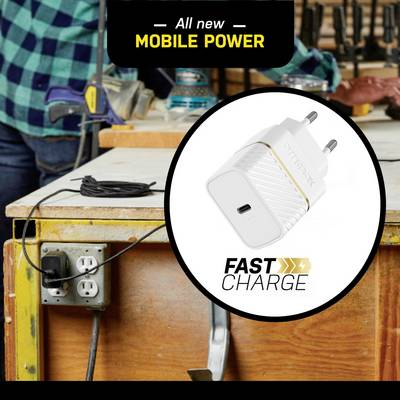 Een oplader voor het stopcontact adverteert met het 'Fast Charge' kenmerk en de tekst 'All New Mobile Power' op een werkbank.