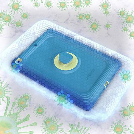 Een blauwe mobiele telefoon met een maansymbool ligt op een tafel, omringd door groene gestileerde virussymbolen.