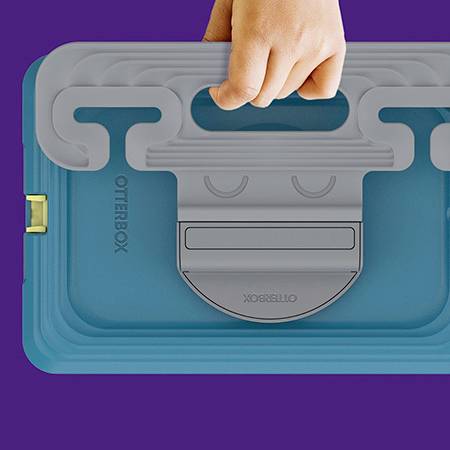 Een hand houdt een blauwe OtterBox-koffer met een grijze handgreep vast op een paarse achtergrond.