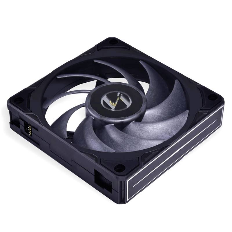 Een zwarte computerventilator met meerdere ventilatorbladen in een vierkant frame. De ventilator heeft een stekker aan de zijkant.
