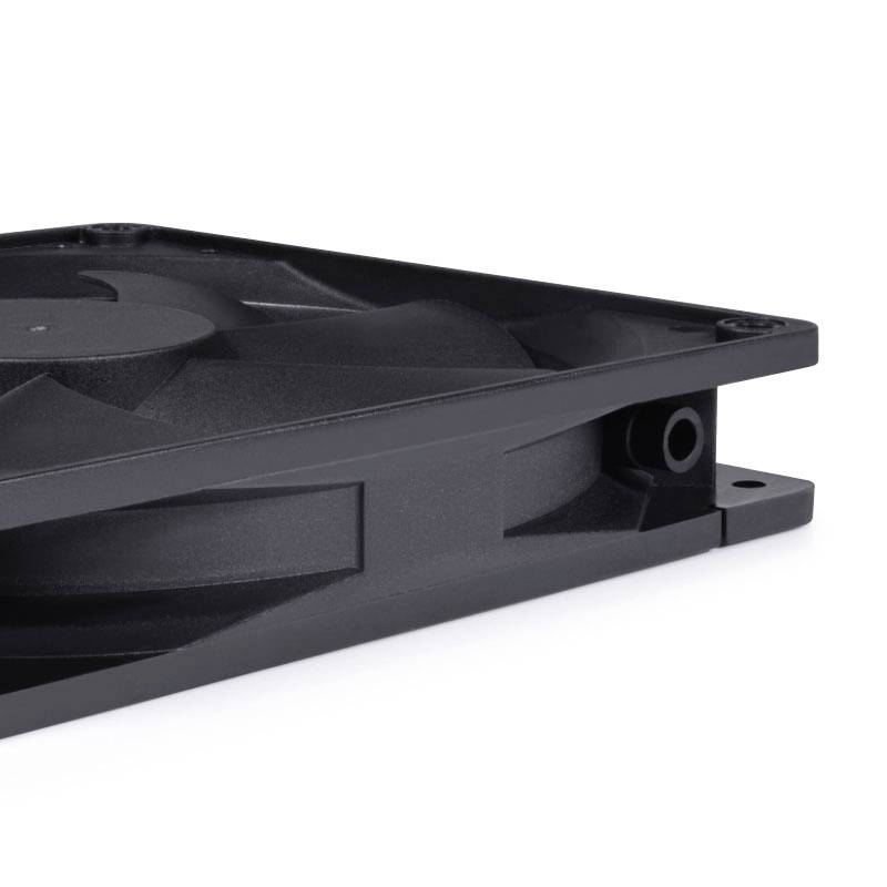 Een zwarte, vierkante computerventilator in zijaanzicht, toont de rotorbladen en de rechthoekige lijst.