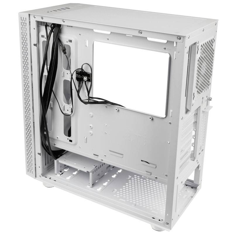 Dit beeld toont een witte computerbehuizing van metaal. De achterkant is geopend en kabels zijn zichtbaar. Hij heeft ventilatiesleuven en sleuven voor componenten.