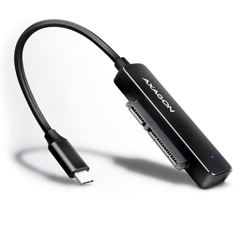 USB-C-adapter met SATA-poort voor harde schijfaansluitingen. Apparaat is zwart met merknaam op de bovenkant.