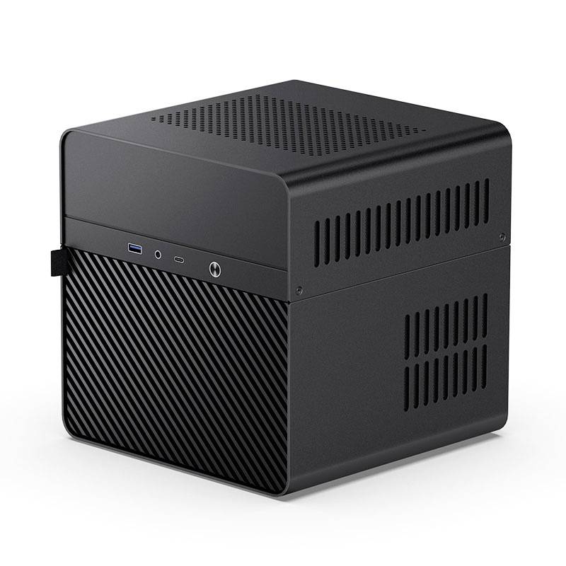 Een compacte, zwarte mini-pc met geventileerd oppervlak en meerdere aansluitingen aan de voorkant.