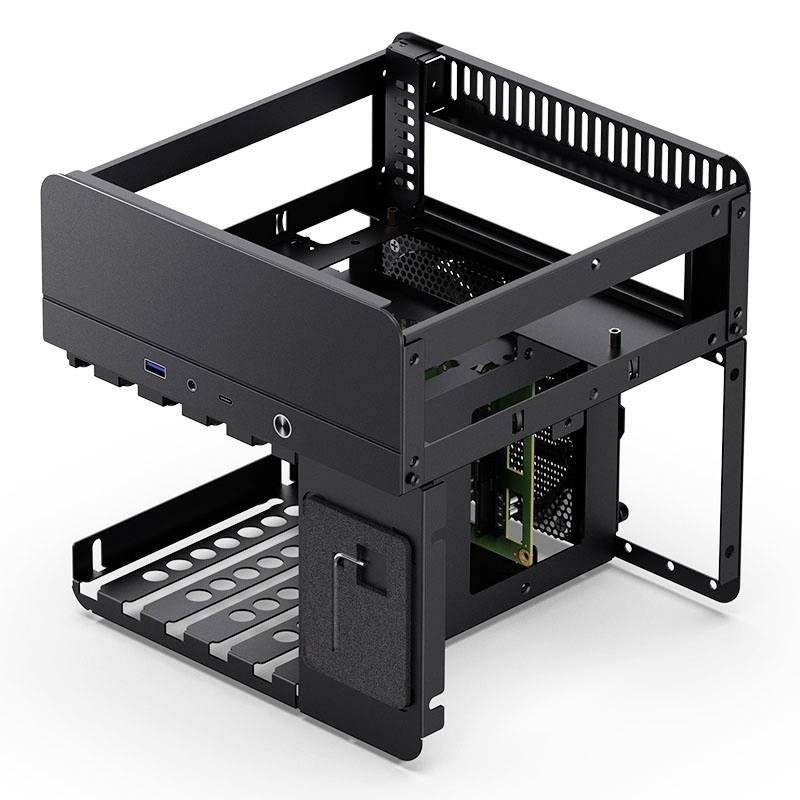 Een open computerkast in het zwart met meerdere schijfbehuizingen en aansluitingen aan de voorzijde, gezien vanuit perspectief van linksboven.