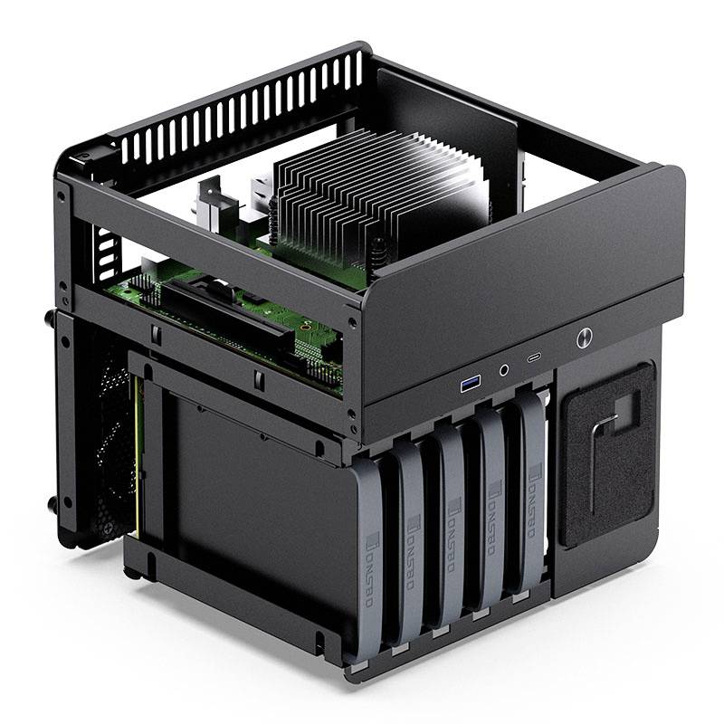 Een open gaming-pc met zichtbare componenten: processor met grote koelvin, moederbord en harde schijfbehuizing met vier sleuven.