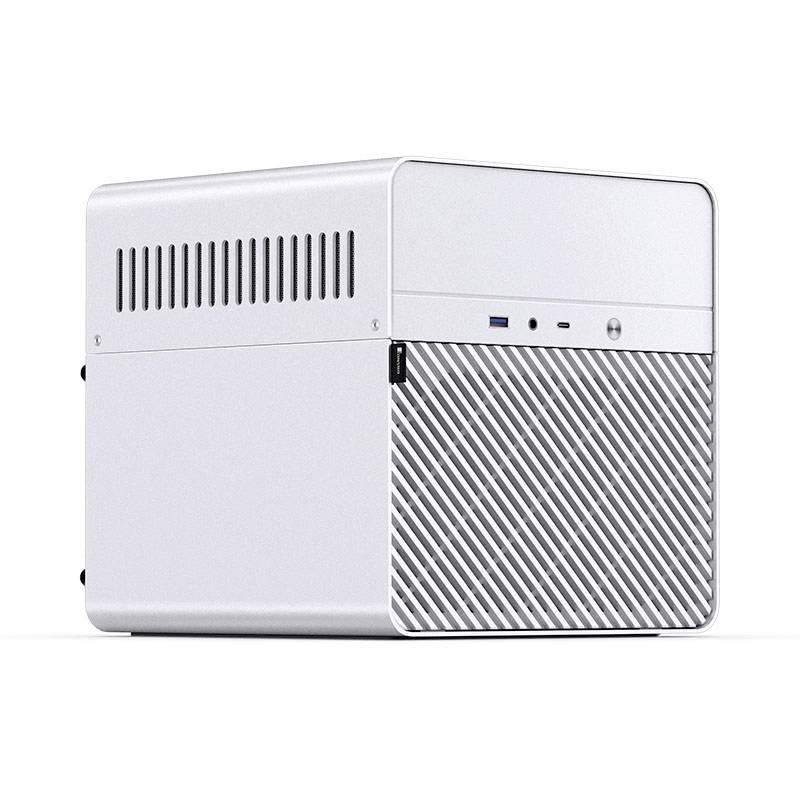 Kleine, zilveren desktop-computer met een geprofileerd voorontwerp, aan/uit-knop, USB-poort en ventilatiesleuven aan de zijkant.