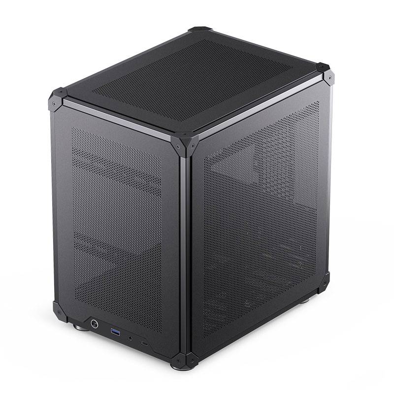 Een zwart, kubisch pc-behuizing met gaasachtige zijwanden en een USB-aansluiting aan de voorkant.