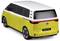 Een geel-witte elektrische minibus van achteren, met 'Electric Bus' op een bord.