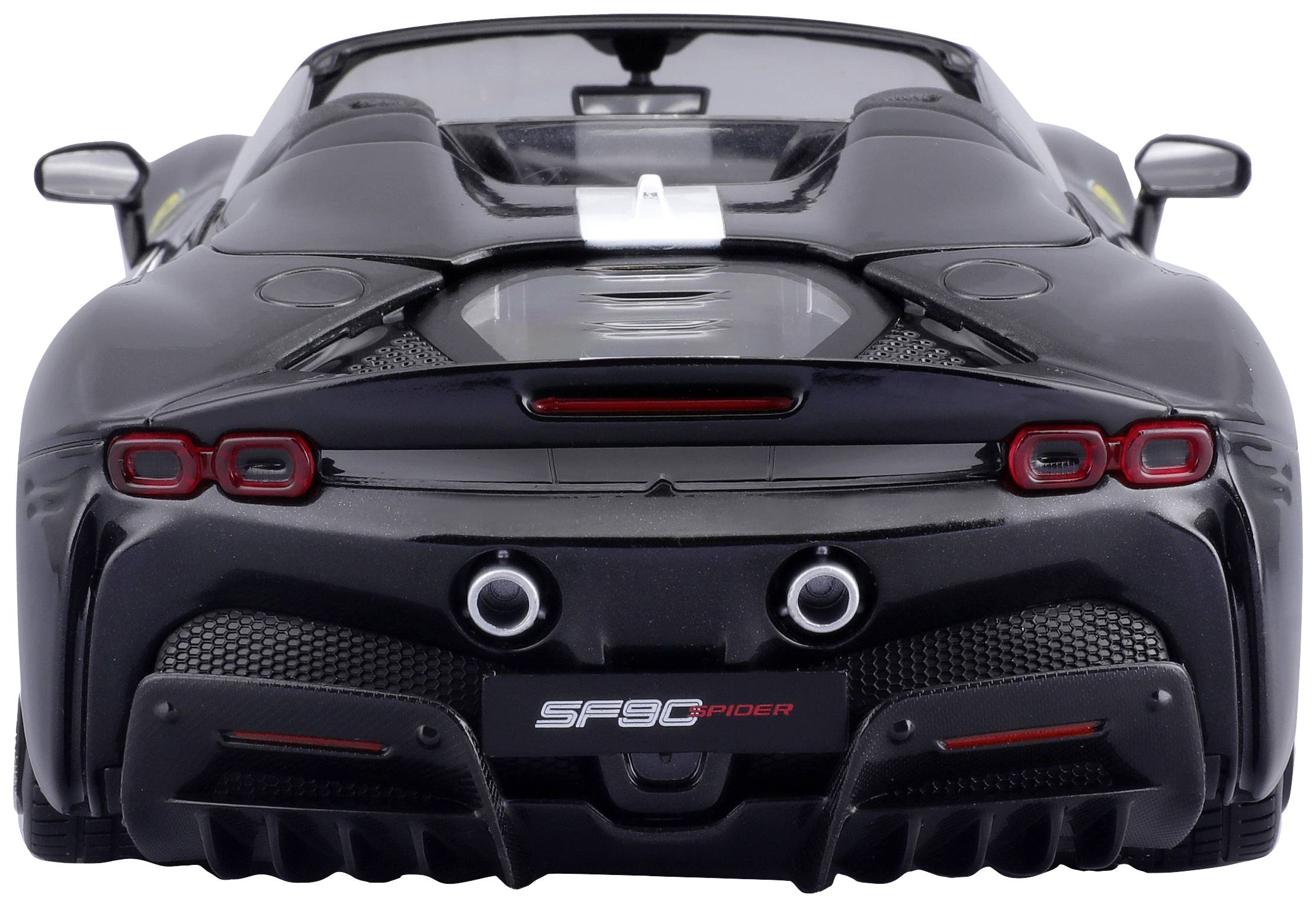 Zwarte cabrio van achteren, twee uitlaatpijpen, achterlichten en 'SF90 Spider'-opschrift zichtbaar.