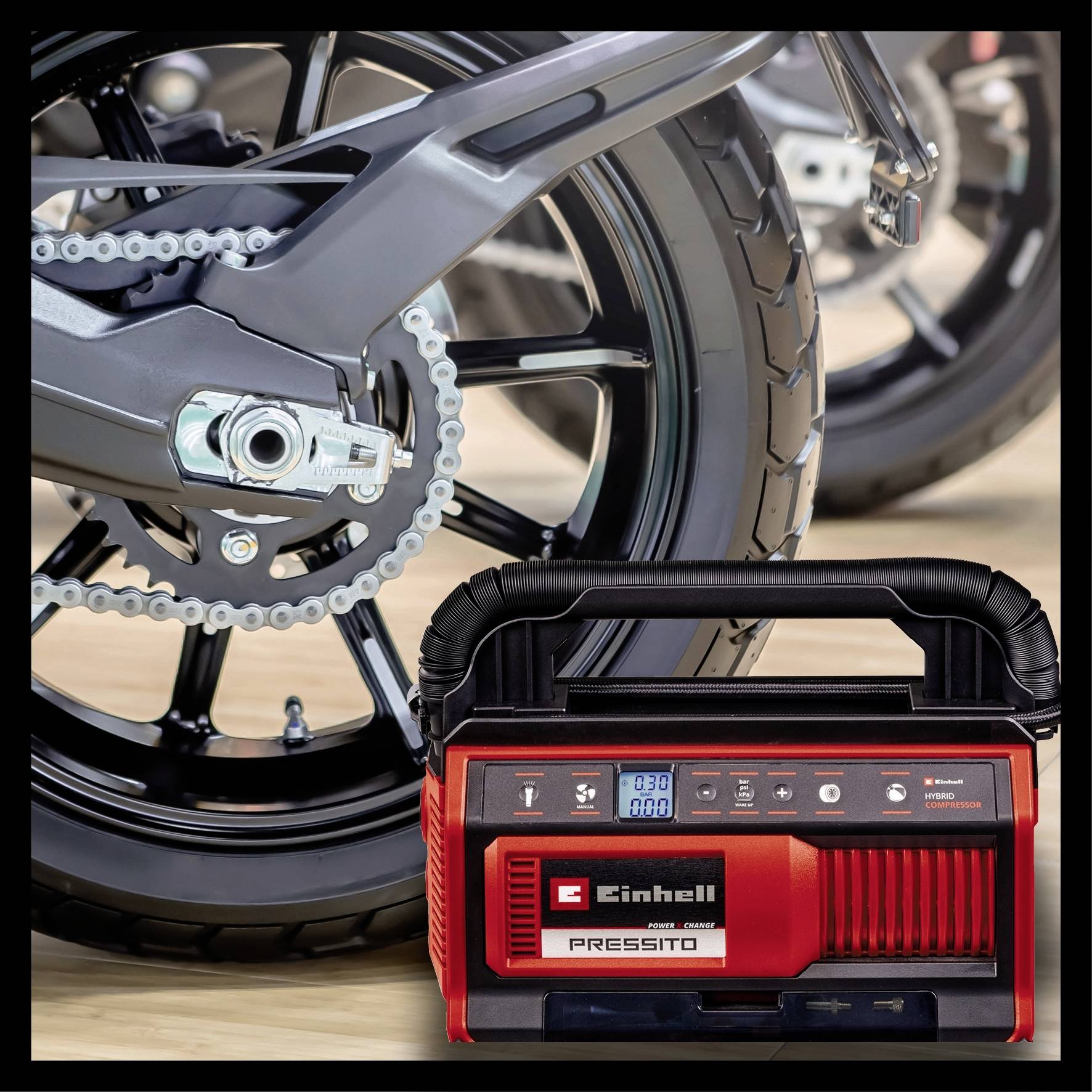 'Einhell Pressito' compressor en band van een motorfiets. De compressor toont een druk van 0,36 bar op het display.
