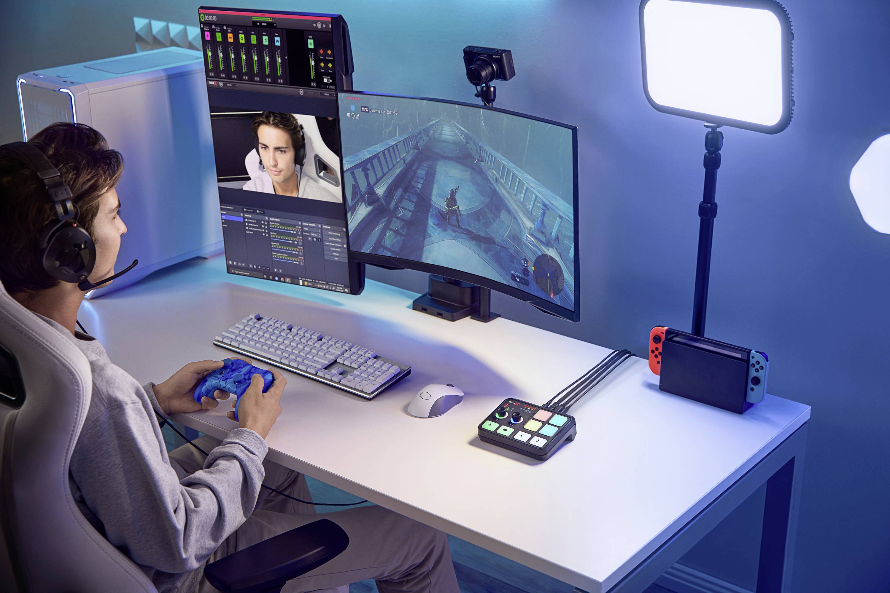 Een man speelt een videogame op de computer. Hij draagt een headset en streamt live. Op tafel bevinden zich gaming-accessoires en verlichting.