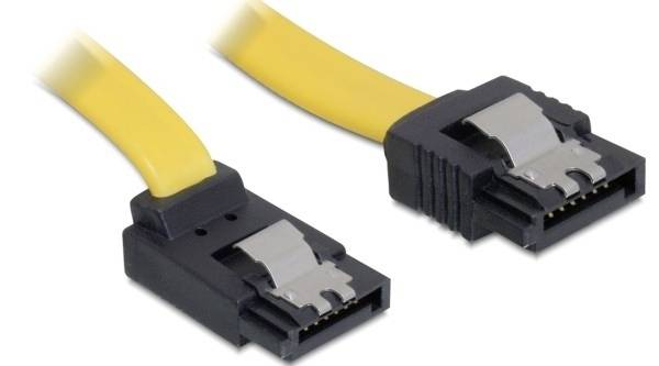 Twee gele SATA-kabels met zwarte aansluitingen en zilveren metalen klemmen. Ze zijn geschikt voor het aansluiten van interne computeropslagapparaten.