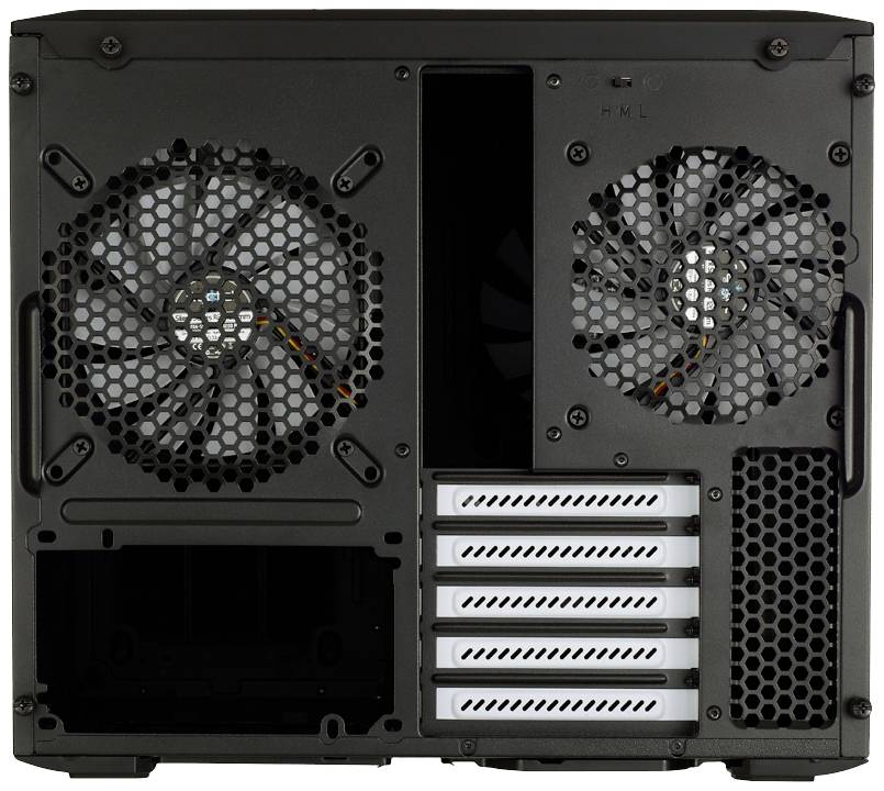 Achterkant van een computerbehuizing met twee grote ventilatoren en meerdere schijfsleuven.
