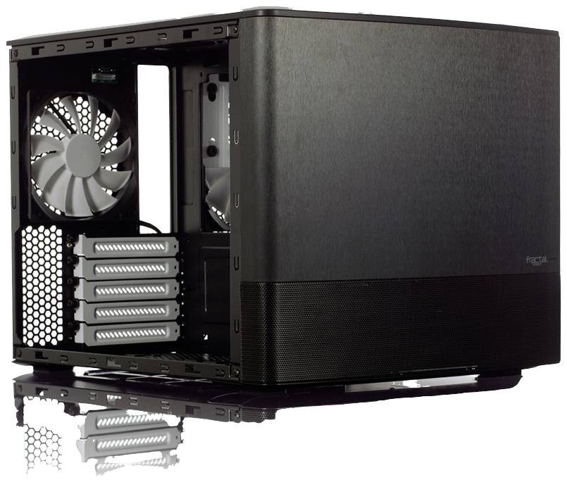 Een zwart, leeg computerbehuizing met ventilator, zijdelingse ventilatierooster en meerdere uitbreidingssleuven aan de binnenkant.