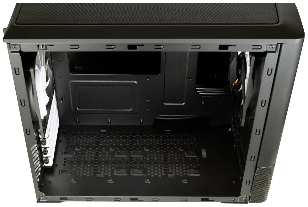 Een open computerbehuizing met ruimte voor interne componenten, ventilatorsteunen en een kabelbeheerssysteem. Binnenaanzicht.