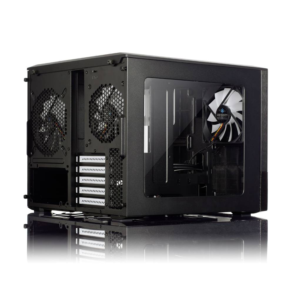 Een zwarte computerbehuizing met een transparant zijraam onthult de ventilatoren en de binnenkant, geplaatst op een reflecterend oppervlak.