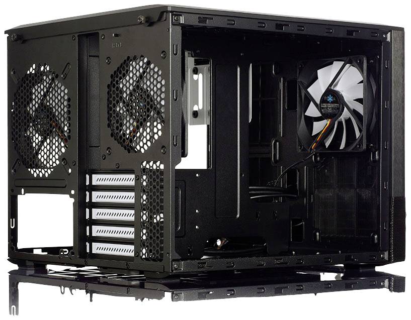Leeg computerbehuizing met zichtbare ventilatoren aan de zijkant en achterkant. Het biedt ruimte voor verschillende hardwarecomponenten.