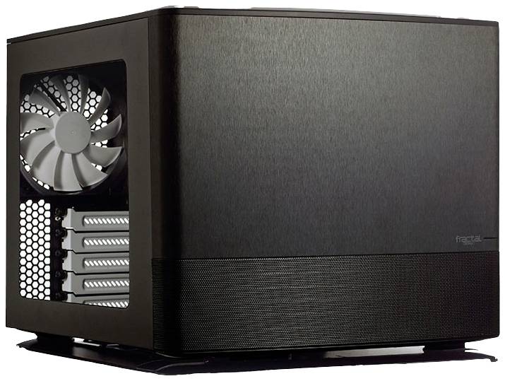 Een donkere, vierkante computerbehuizing met een zichtbare ventilator aan de linkerkant, geschikt voor compacte pc-builds.