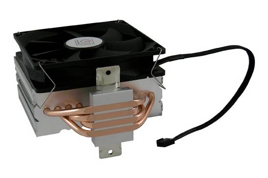 Een vierkante CPU-koeler met een zwarte ventilator en meerdere koperen heatpipes. Een zwart stroomkabel is aangesloten.