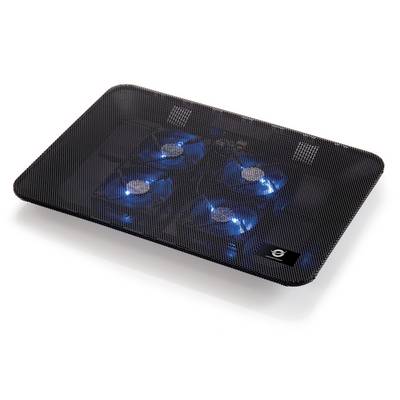 Een zwarte laptopkoeler met vier helder blauwe ventilatoren. Geschikt voor het koelen van laptops om oververhitting te voorkomen.