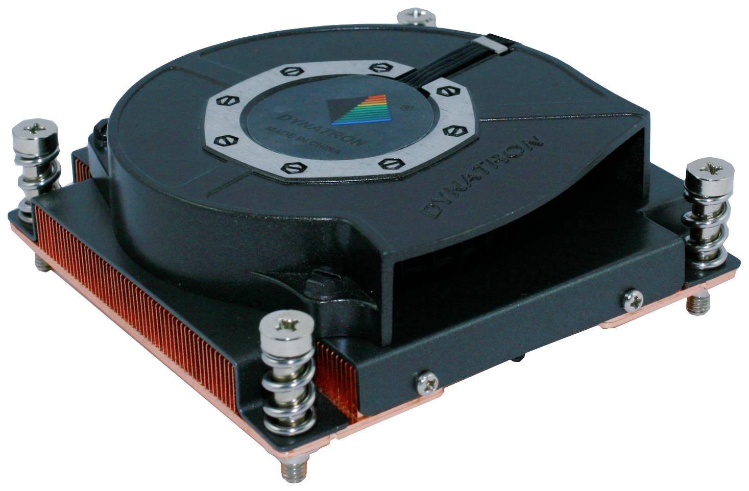 Een zwarte computer-CPU-koellichaam met ventilator, bevestigd op de bovenkant; schroeven op de hoeken, koperen koelribben zichtbaar.