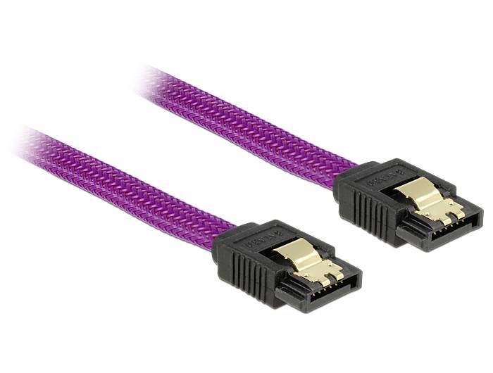 Twee paarse SATA-kabels met zwarte en gouden connectoren, gebruikt voor het verbinden van interne computercomponenten zoals harde schijven en SSD's.