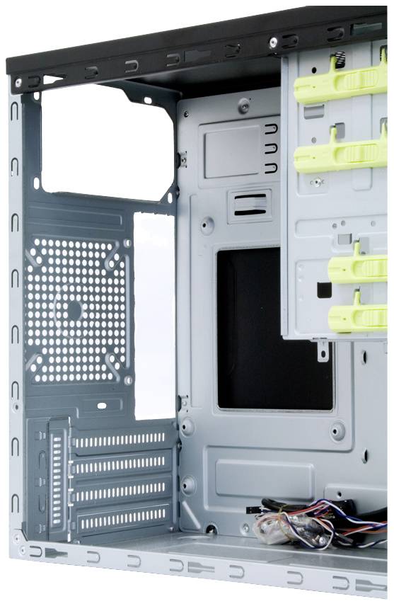Een lege computerkast-binnenruimte met een open zijpaneel, gele stationssleuven en kabels op de bodem.