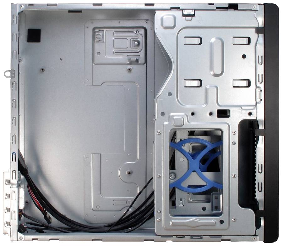 Binnenaanzicht van een computerbehuizing zonder componenten. Zichtbaar zijn bevestigingspunten, kabels en een houder met een blauwe ventilator.