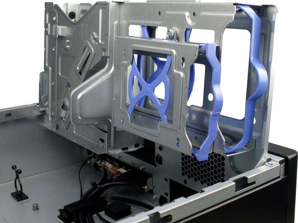 Binnenaanzicht van een computerbehuizing met een geopende schijfhouder, zichtbare kabels en ventilatiesleuven.