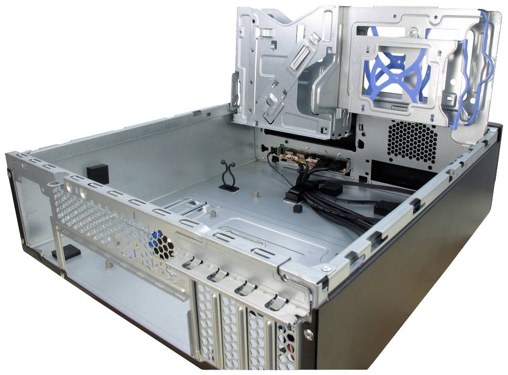 Een open computerbehuizing toont het binnenste van een pc zonder componenten, met zichtbare kabels, ventilatoren en metalen frame.