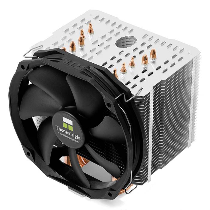 CPU-koeler met grote ventilator, koelribben van metaal en koper-heatpipes. Merk 'Thermalright' logo zichtbaar op de ventilator.