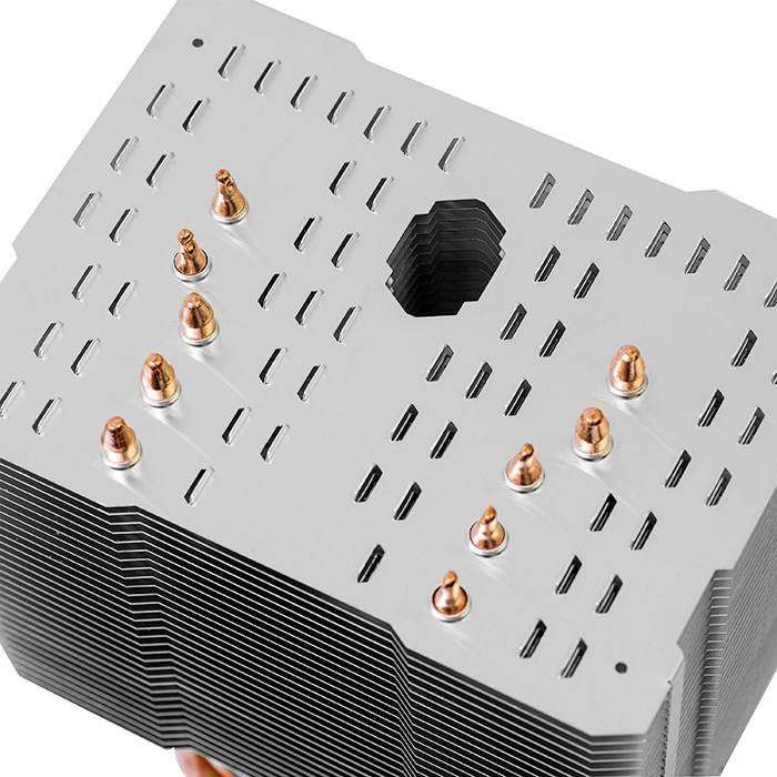 Close-up van een cpu-koellichaam met meerdere koperen heatpipes die uitsteken uit een gestapeld aluminium oppervlak.