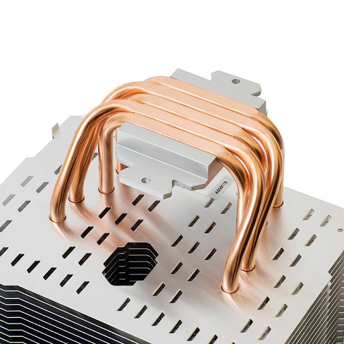 Een CPU-koeler met koperkleurige heatpipes op een zilveren heatsink, die wordt gebruikt voor warmteafvoer in computers.