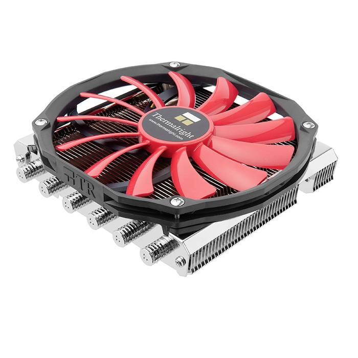 Een rode CPU-koeler met meerdere heatpipes en een ventilator op een zilveren heatsink. Het merk 'Thermaltake' is zichtbaar.