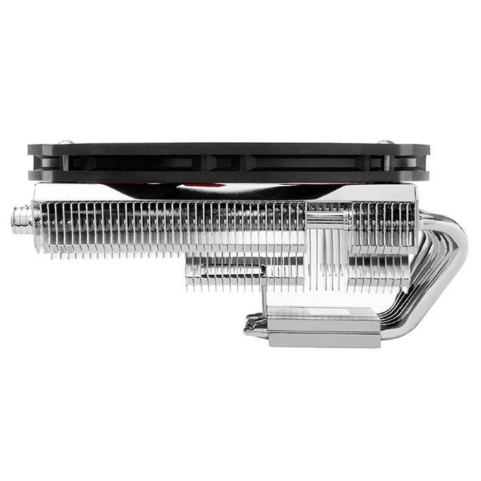 Een zijaanzicht van een metalen CPU-koeler met ventilator, toont de koelvinnen en heatpipes voor efficiënte warmteafvoer.