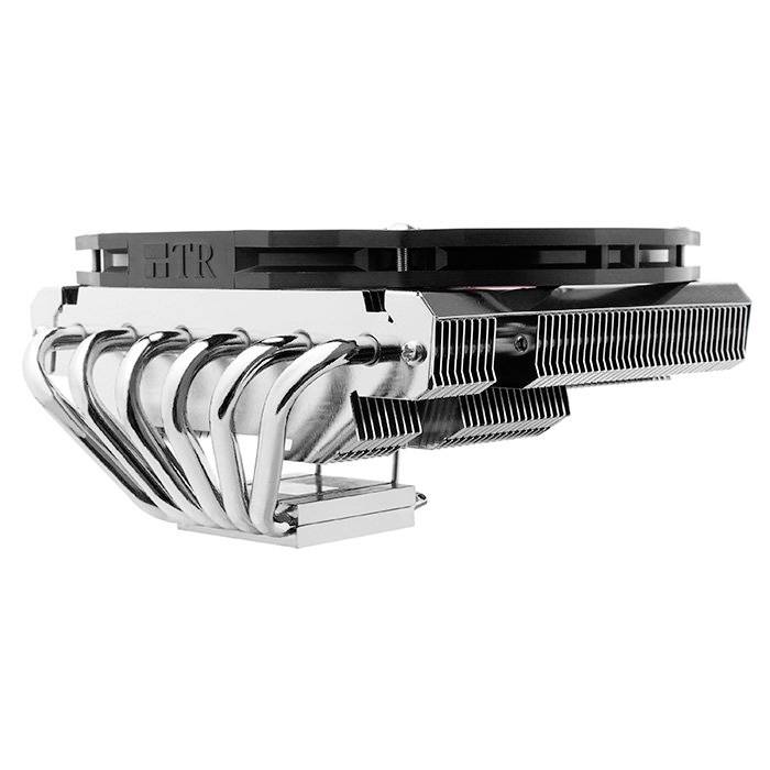 Zijaanzicht van een CPU-koeler met meerdere heatpipes en een zwarte ventilator gemonteerd op zilveren koelvinnen.