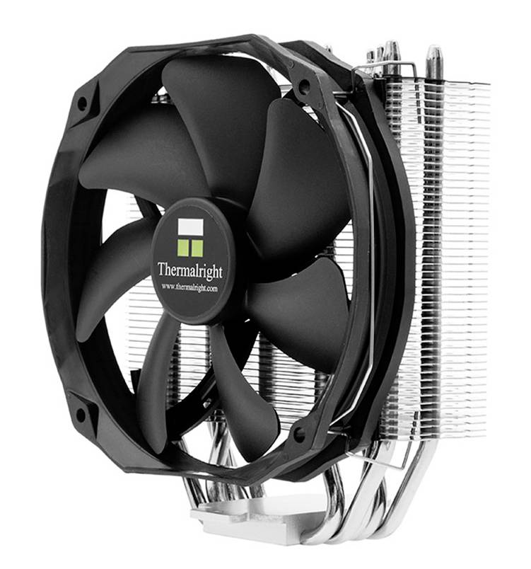 Een grote computer-CPU-koeler met een zwarte ventilator, gemonteerd op een zilveren heatsink met meerdere heatpipes.